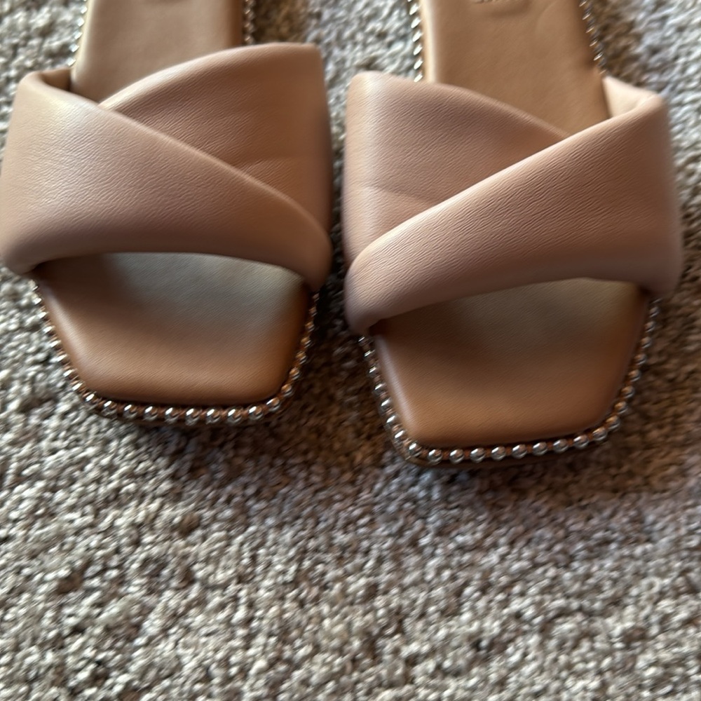 Steve Madden flips flops/flats/sandals - Picture 2 of 4
